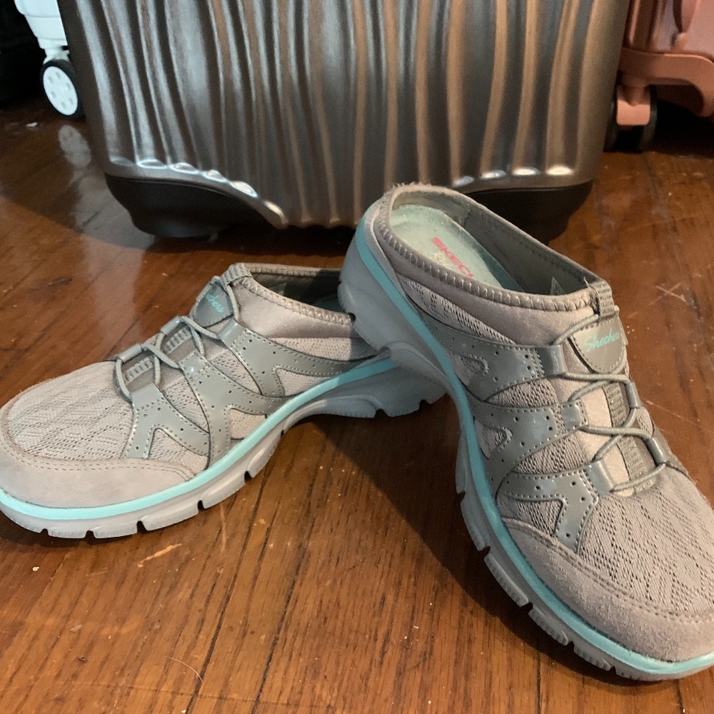 SKECHERS WOMEN EASY GOING REPUTE MULE SNEAKERS!!